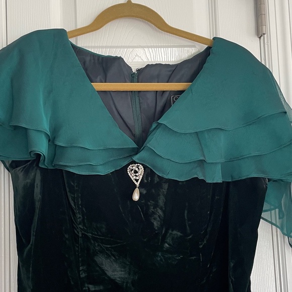 Elegant Vintage emerald  green velvet and chiffon with broch  dress size 15/16 - Picture 5 of 7